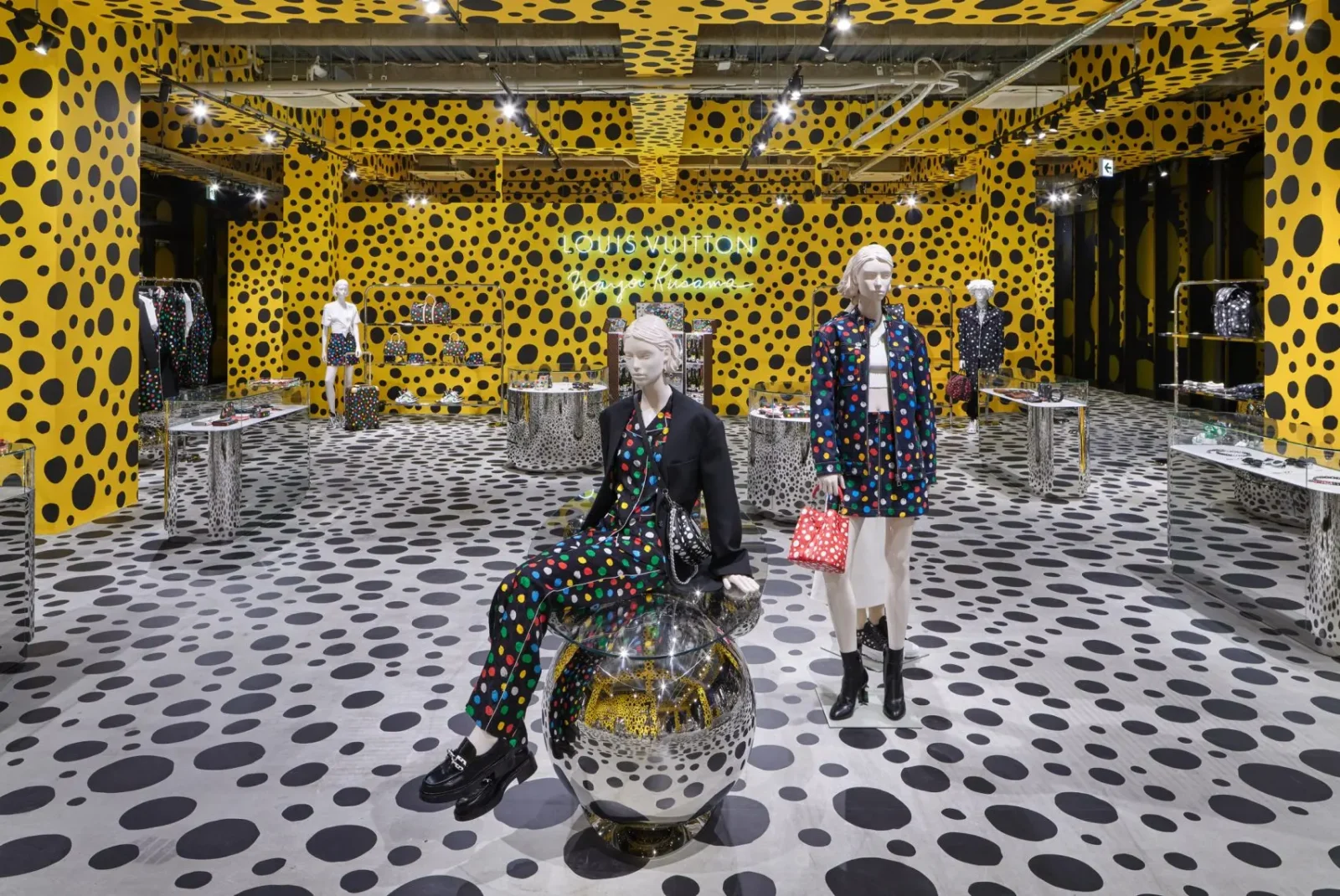 Магазин Louis Vuitton в колаборації з Яйої Кусама