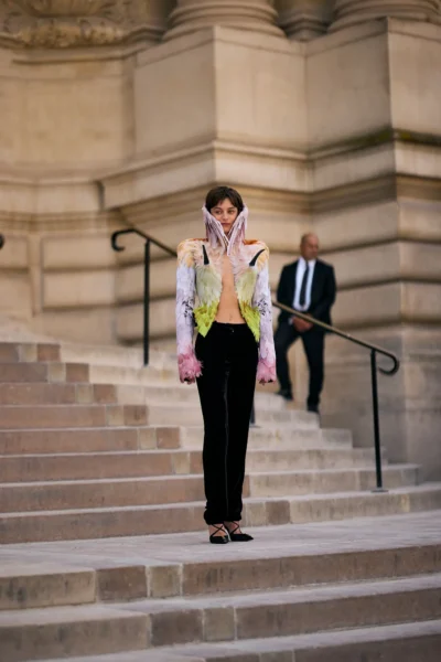 Емми Коррін у жакеті з колекції Schiaparelli