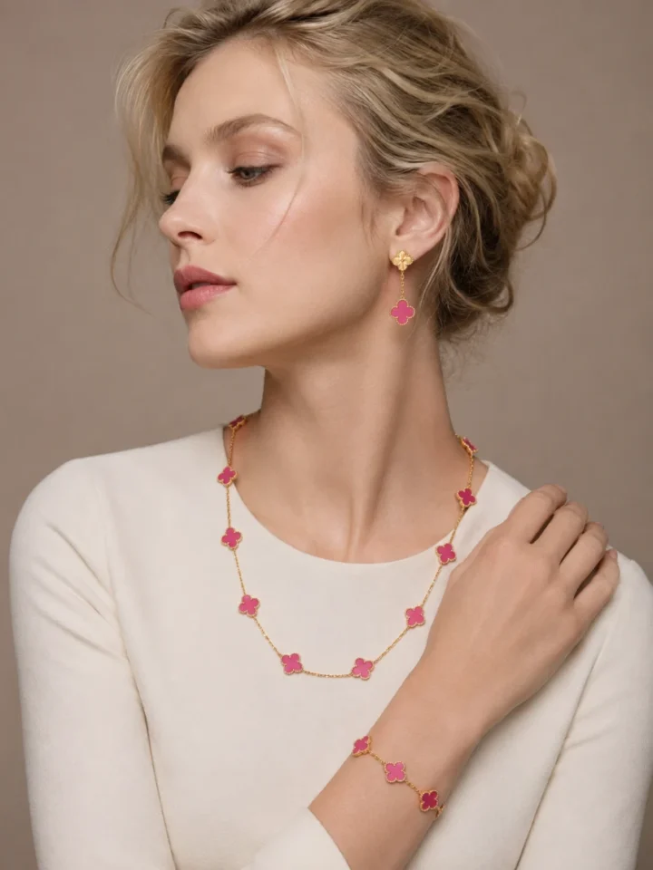 Жінка з кольє Alhambra Pink Enamel